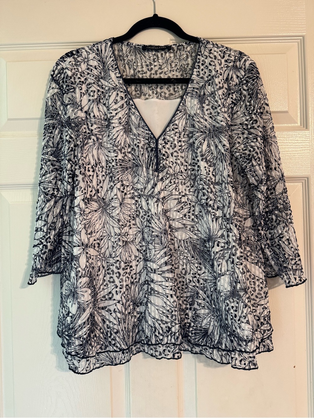 Black & White Botanical Lined V-Neck Tunic Top